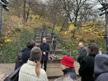 Uctění památky obětem komunismu. Na snímku předseda Etické komise České republiky pro ocenění účastníků odboje a odporu proti komunismu Jan Kudrna a předseda ÚOOÚ Jiří Kaucký. Foto: archiv ÚOOÚ