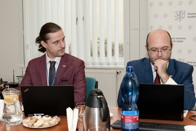 Open Talks Praha 2025-Marek Gerhalter, ředitel odboru mezinárodních vztahů rakouského dozorového úřadu (Österreichische Datenschutzbehörde) a ředitel Odboru dozoru Úřadu pro ochranu osobních údajů Josef Mička; (foto: (c) Milan Řepka))