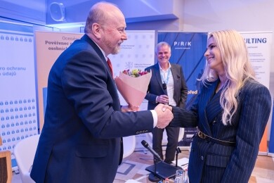 Předání ocenění Pověřenec pro ochranu osobních údajů roku 2024, předseda Úřadu pro ochranu osobních údajů Jiří Kaucký a oceněná Lucie Hloušková, pověřenkyně pro ochranu osobních údajů finanční skupiny ČSOB