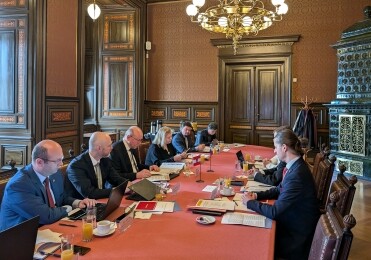 Na pozvání předsedy českého Úřadu pro ochranu osobních údajů Mgr. Jiřího Kauckého přijela do Prahy na dvoudenní jednání delegace rakouského dozorového úřadu (Datenschutzbehörde) vedená jeho vedoucím Dr. iur. Matthiasem Schmidlem.