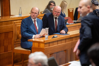 Mgr. Josef Mička a předseda ÚOOÚ Mgr. Jiří Kaucký v Senátu / foto: Kancelář Senátu
