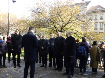 Skupinová fotografie z pietního uctění obětí komunismu, Praha 17. listopadu 2023