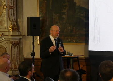 Předseda ÚOOÚ Jiří Kaucký hovoří na konferenci ISS 2022.