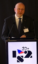 Předseda ÚOOÚ Jiří Kaucký během svého úvodního projevu na konferenci ISS 2022.