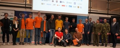 Slavnostní vyhlášení výsledků národního finále 9. ročníku soutěže v kybernetické bezpečnosti. Brno 10/4/2025. Family foto.