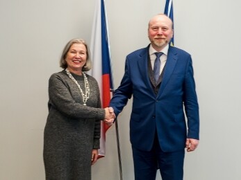 Místopředsedkyně slovenského ÚOOÚ paní Anna Vitteková a předseda ÚOOÚ ČR Jiří Kaucký