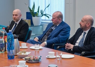 Pracovní návštěva místopředsedkyně slovenského Úřadu pro ochranu osobních údajů v ČR. Z leva: Mgr. Petr Jäger, Ph.D. - místopředseda ÚOOÚ ČR Mgr. Jiří Kaucký - předseda ÚOOÚ ČR Mgr. Petr Kobylka - ředitel odboru právního a koordinačního ÚOOÚ ČR