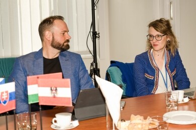 Open Talks Praha 2025-z leva-Pavol Szabó, místopředseda slovenského Spolku pro ochranu osobních údajů a Katalin Csekö, místopředsedkyně maďarské Asociace pro ochranu osobních údajů; (foto: (c) Milan Řepka))
