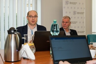 Open Talks Praha 2025-z leva-Attila Kiss, ředitel odboru vztahů s veřejností maďarského Úřadu pro ochranu osobních údajů a místopředseda Spolku pro ochranu osobních údajů Václav Mach; (foto: (c) Milan Řepka))