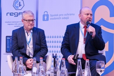 Předání ocenění Pověřenec pro ochranu osobních údajů 2024, předseda Spolku pro ochranu osobních údajů Vladan Rámiš a předseda Úřadu pro ochranu osobních údajů Jiří Kaucký; foto: (c) Milan Řepka