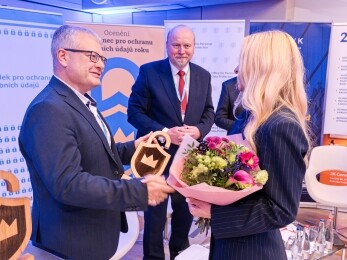 Předání ocenění Pověřenec pro ochranu osobních údajů roku 2024, předseda Spolku pro ochranu osobních údajů Vladan Rámiš a oceněná Lucie Hloušková, pověřenkyně pro ochranu osobních údajů finanční skupiny ČSOB