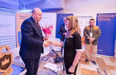 Předání ocenění Pověřenec pro ochranu osobních údajů 2024, předseda Úřadu pro ochranu osobních údajů Jiří Kaucký a Monika Bendová pověřenkyně úřadu Městské části Praha 10