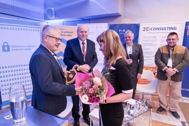 Předání ocenění Pověřenec pro ochranu osobních údajů 2024, předseda Spolku pro ochranu osobních údajů Vladan Rámiš a Monika Bendová pověřenkyně úřadu Městské části Praha 10
