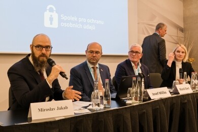 Konference Privacy Days Praha 2025. Panelová diskuse k Digitální regulaci v ČR. Zleva: Miroslav Jakab MPO ČR, Josef Mička ÚOOÚ, Marek Ebert ČTÚ, Jana Pattynová AK Pierstone; foto: (c) Milan Řepka