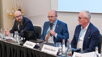 Konference Privacy Days Praha 2025. Panelová diskuse k Digitální regulaci v ČR. Zleva: Miroslav Jakab MPO ČR, Josef Mička ÚOOÚ, Marek Ebert ČTÚ; foto: (c) Milan Řepka