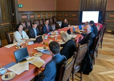 Na pozvání předsedy českého Úřadu pro ochranu osobních údajů Mgr. Jiřího Kauckého přijela do Prahy na dvoudenní jednání delegace rakouského dozorového úřadu (Datenschutzbehörde) vedená jeho vedoucím Dr. iur. Matthiasem Schmidlem.