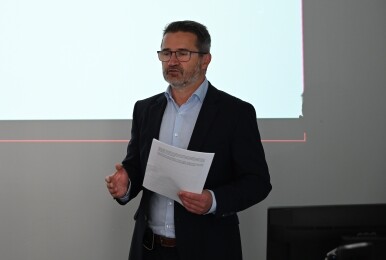 Seminář zahájil Mgr. Bc. David Burian, ředitel odboru předávání, akreditací a konzultací, autor: ÚOOÚ