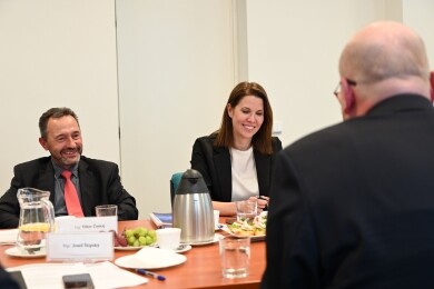 Ing. Tibor Čamaj a předsedkyně Zuzana Valková ze slovenského Úradu na ochranu osobných údajov, autor: ÚOOÚ