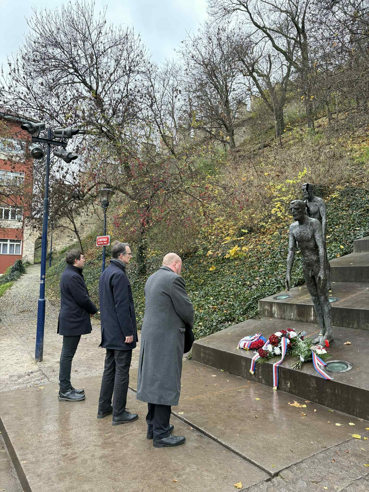 Předseda Úřadu Jiří Kaucký uctil památku obětí komunismu