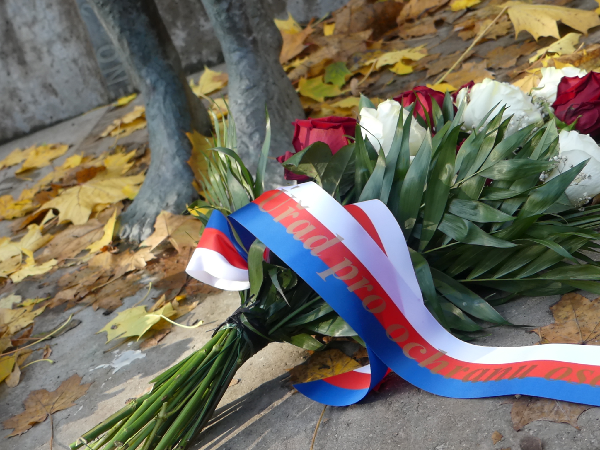 Uctění památky obětem komunismu předsedou ÚOOÚ Jiřím Kauckým  17. listopadu 2023